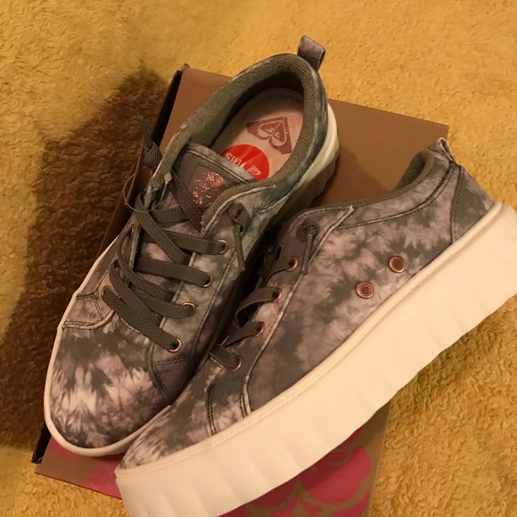 Roxy olive green tie-dyed women’s tennis shoes, size 8.5. - Picture 2 of 5